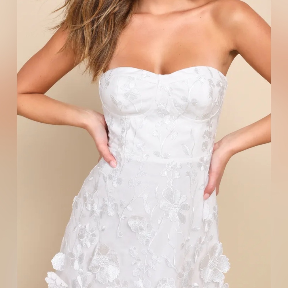 Elegant White Floral Strapless Dress - Picture 2 of 10